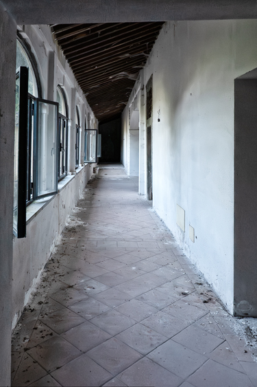 Corridoio nelle terme abbandonate