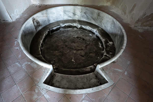 Vasca di marmo rotonda nelle terme abbandonate