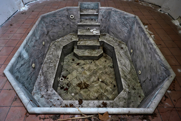 Vasca di marmo ottagonale nelle terme abbandonate