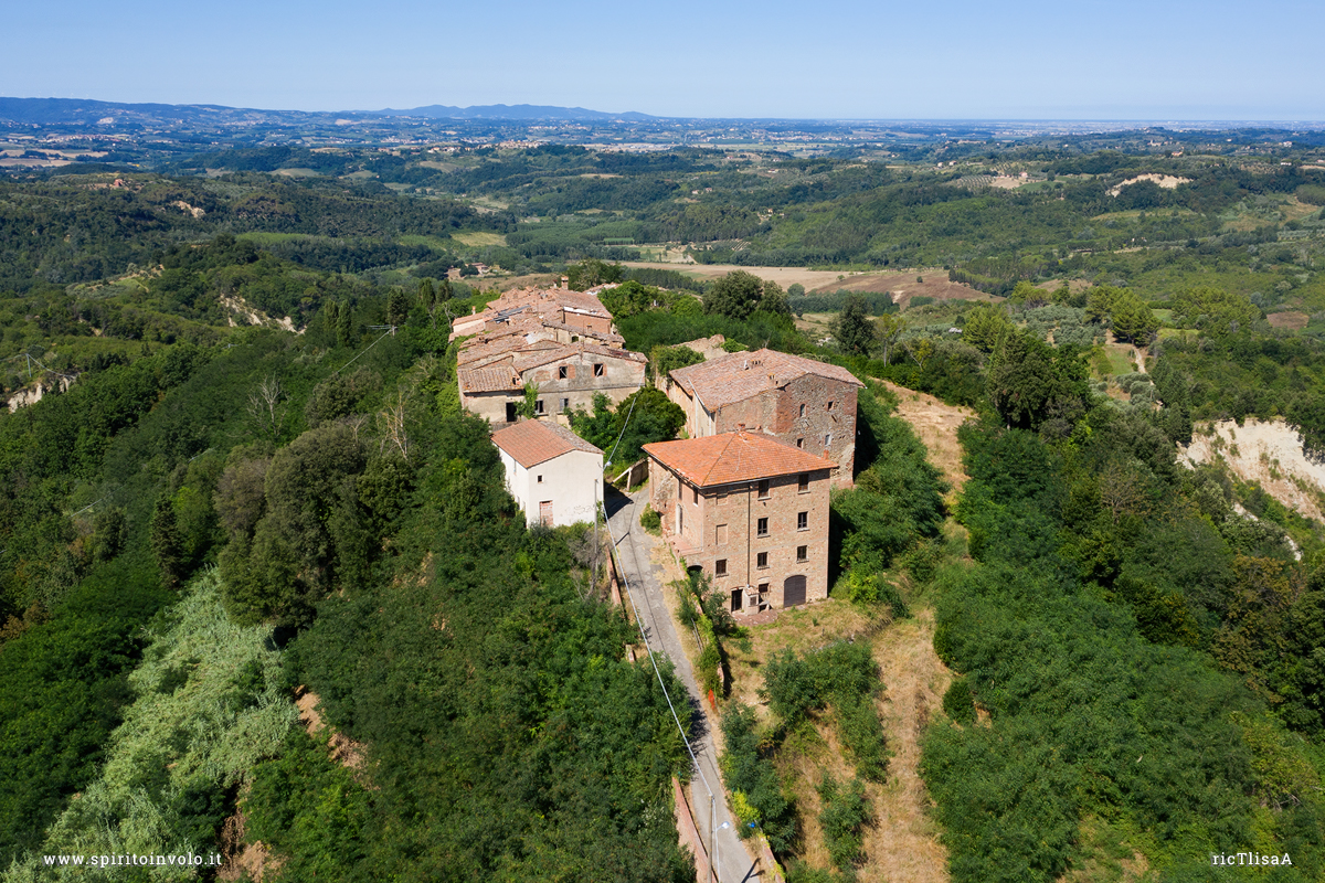 Foto dal drone del paese abbandonato di Toiano in Toscana