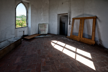 Stanza con finestre nella Torre del genovese 