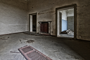 Sala con caminetto della villa degli amanti maledetti