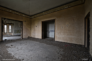 Sala con porte e finestra della villa degli amanti maledetti