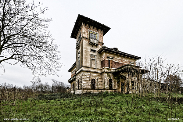 Facciata della villa degli amanti maledetti