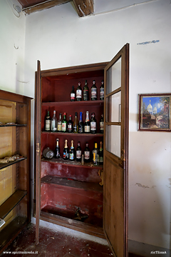 Bottiglia di alcolici nel salone di villa Amazzonia