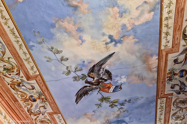 Aquila dipinta sul soffitto della villa dell'aquila