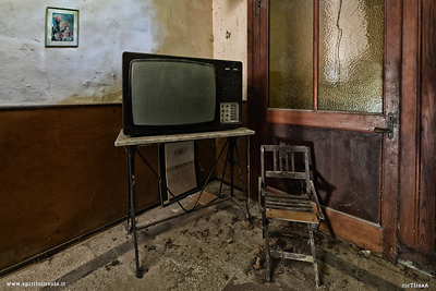 Vecchio televisore nella villa dell'aquila