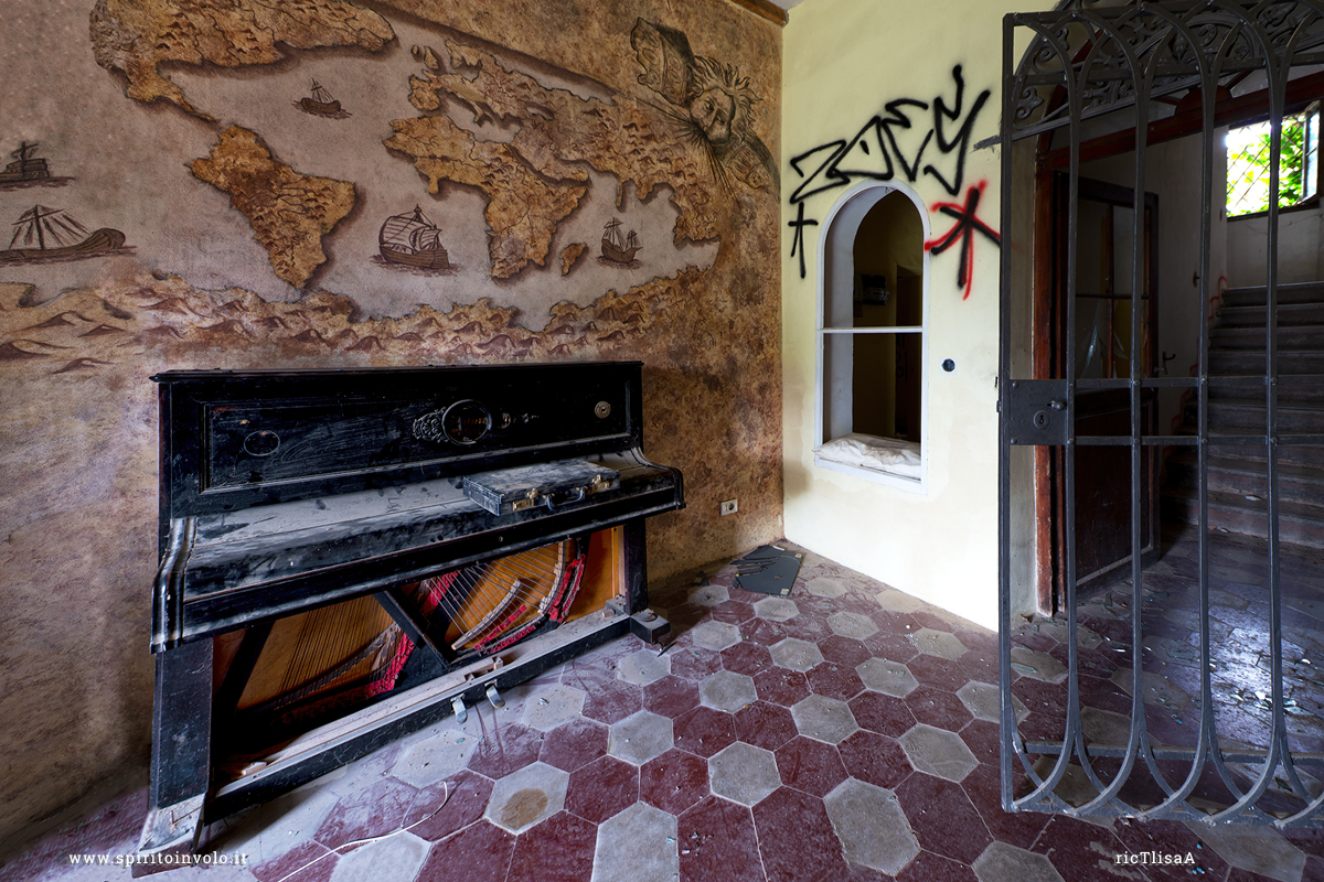 Foto di pianoforte e mappa geografica nell'ingresso della Villa Astronomo