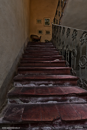 Scala rossa nella villa delle bambole