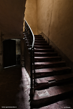 Scala in ombra nella villa delle bambole