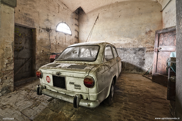 FIAT 850 idromatic nella villa delle bambole