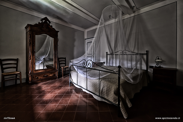 Letto con zanzariera nella villa del tricolore