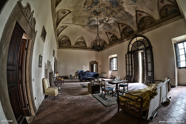 Ingresso affrescato della villa del tricolore