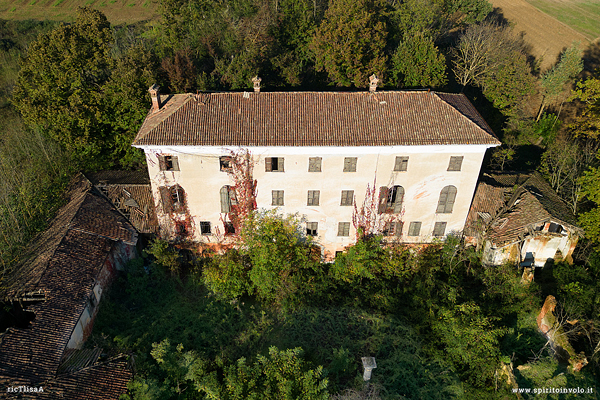 Facciata di Villa Campari vista dal drone