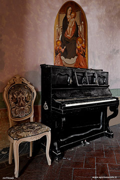 Un pianoforte della villa colorata