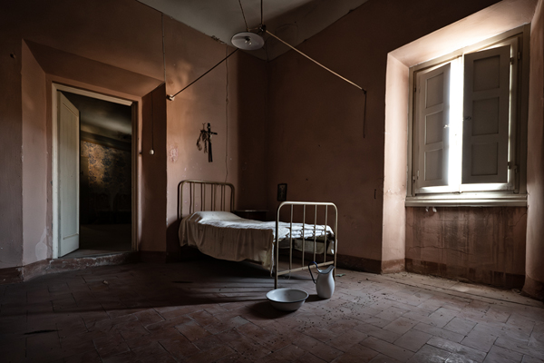 Letto e bacinelle dentro la villa delle suore