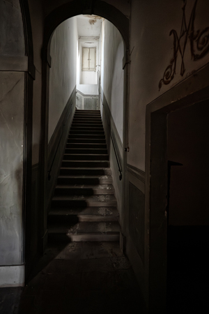 Scala dentro la villa delle suore