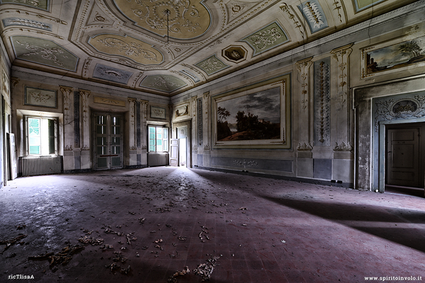 Il salone affrescato della villa dei contrasti