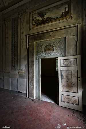 Porta affrescata nella villa dei contrasti