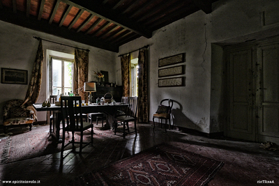 Tavola da cena in una villa abbandonata