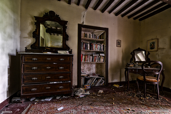 Libreria dentro una Villa abbandonata