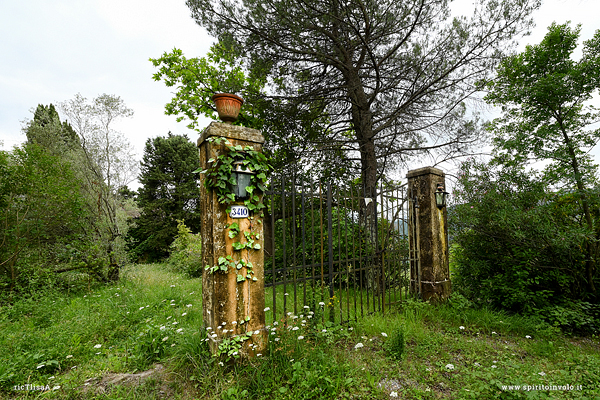 Il cancello di una Villa abbandonata