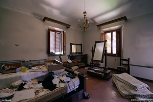 Una camera da letto nella villa del farmacista