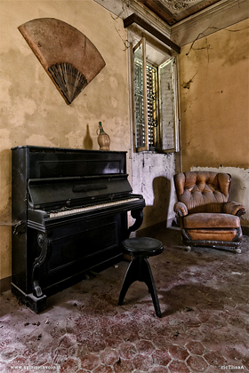 Pianoforte nel salotto della villa del sombrero