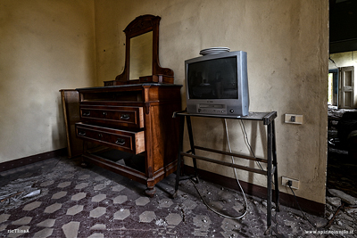 Credenza e televisore nella villa del sombrero