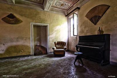 Poltrona e pianoforte nella villa del sombrero