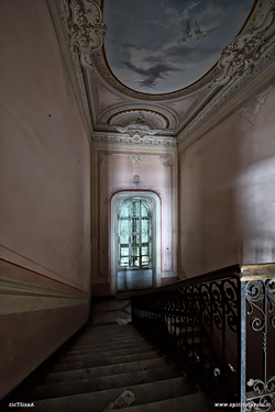 Scala interna della villa della scalinata bianca