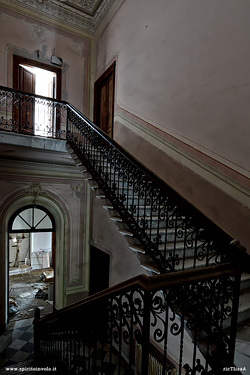 Scala interna della villa della scalinata bianca