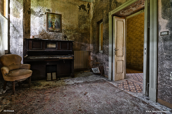 Pianoforte nella villa dell'ambasciatore