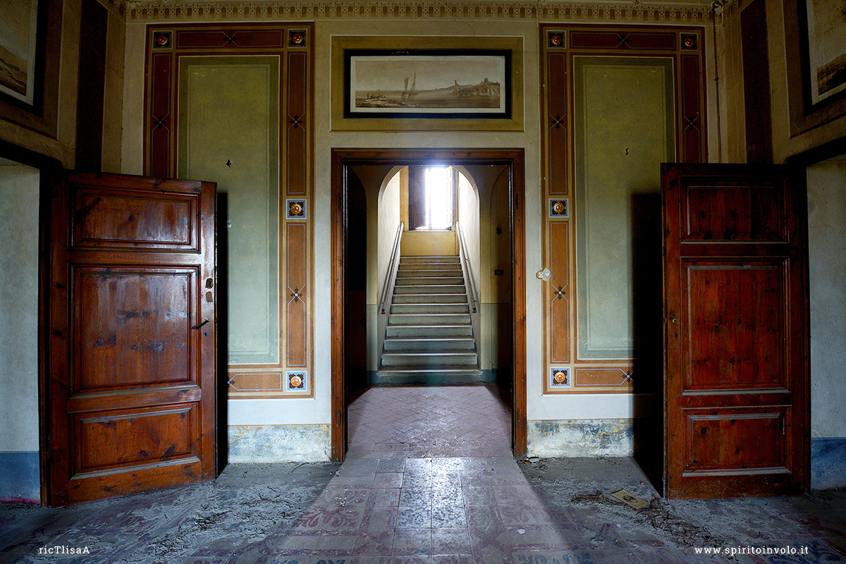 Foto di salone e scale dentro la Villa di Mary Poppins
