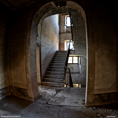 Porta e scale di Villa Gemma