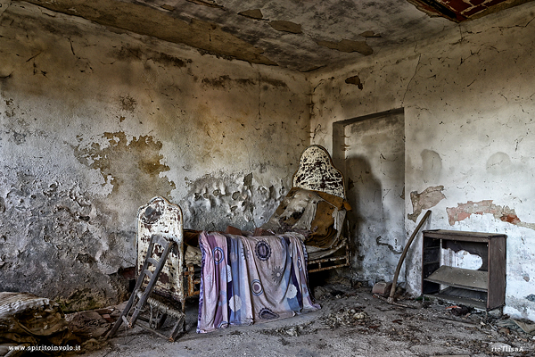 Letto con coperta di Villa Gemma