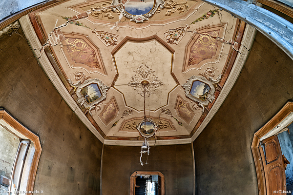 Soffitto affrescato in una sala di Villa Gemma