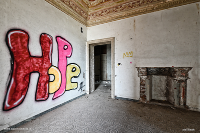 Caminetto e graffiti in una sala di Villa Libarna 