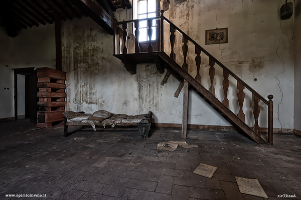 Scala nella mansarda della villa abbandonata