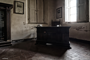 Scivania nella villa abbandonata