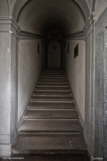Scala nella villa della mansarda