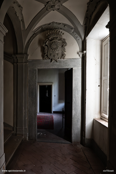 Porta con stemma nobiliare nella villa abbandonata