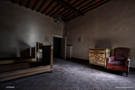 Camera nella villa abbandonata della mansarda