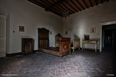 Letto in legno nella villa della mansarda