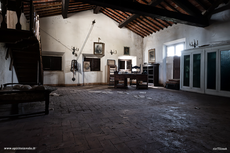 La grande mansarda vista dal basso nella villa della mansarda