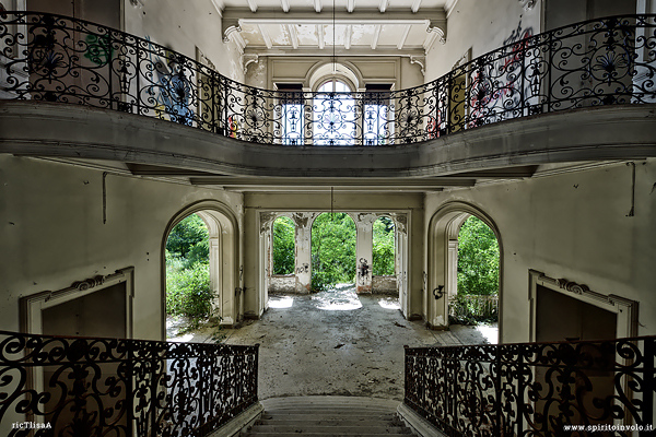 La bellissima scalinata di villa Pallavicino Mossi