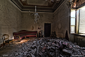 Piccolo salotto con soffitto crollato di Villa Runia