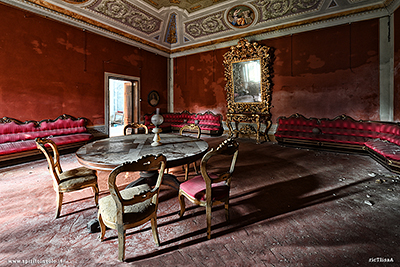 Tavolo con sedie nel salone rosso di Villa Runia