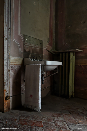 Vecchio lavandino di villa Siotto Pintor