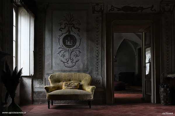 Divanetto in un salotto di villa Siotto Pintor